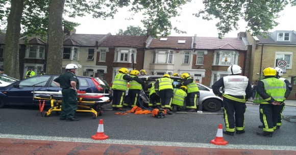 Lea Bridge Road'da trafik kazas